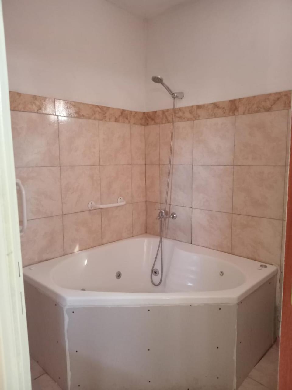 Bardas Del Limay Dormi-Con Hidromasaje - Totalmente Equipado Plottier Exteriör bild